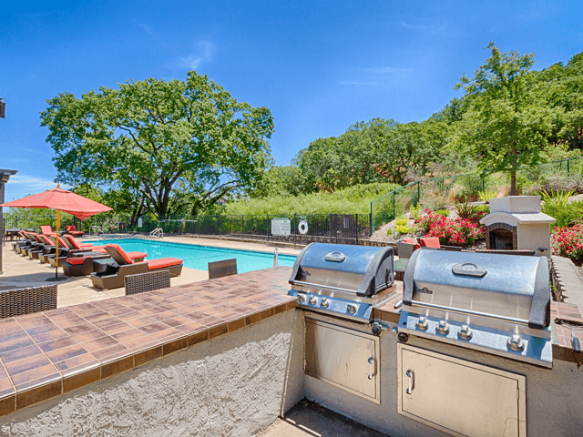 Área de picnic y barbacoa en Crooked Oak at Loma Verde Preserve, Novato, 94949 - Crooked Oak at Loma Verde Preserve Apartme...