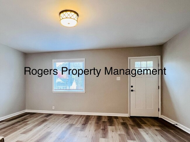 Building Photo - Renovated Apartment - Comfy and Convenient Unit Coleman  D