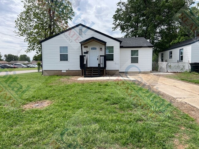 Building Photo - Updated 3 Bedroom