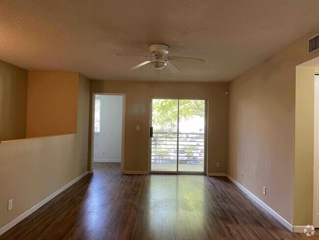 Building Photo - 704 Gardens Dr Unit 203 Rental