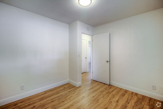 Building Photo - 801 W 9th St Rental