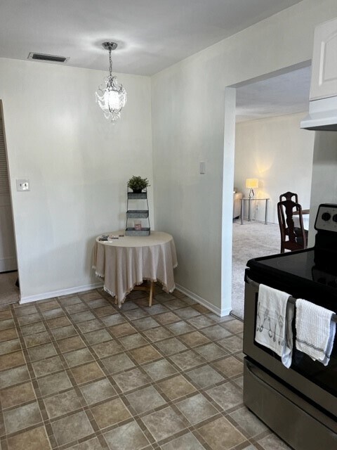 Eat-in area with chandelier - 206 Elliot Ave Unit #137