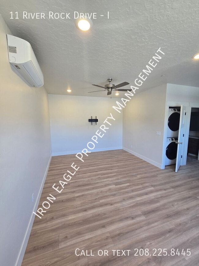 Photo - 11 River Rock Dr