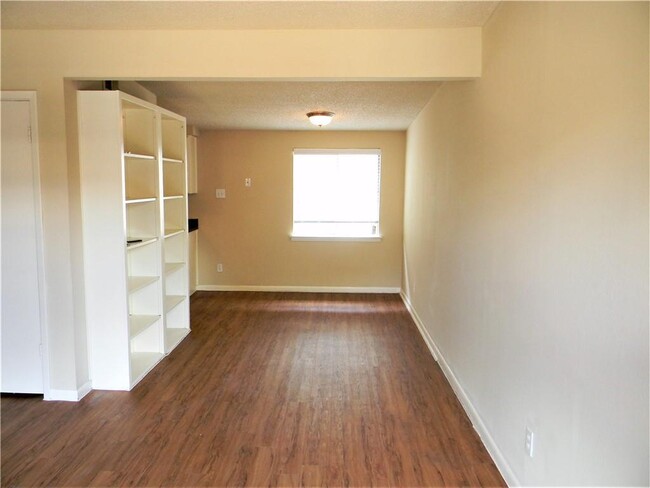 Building Photo - 2408 Longview St Unit 210 Rental