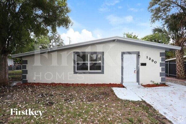 Building Photo - 1290 SW 28th Ave Rental