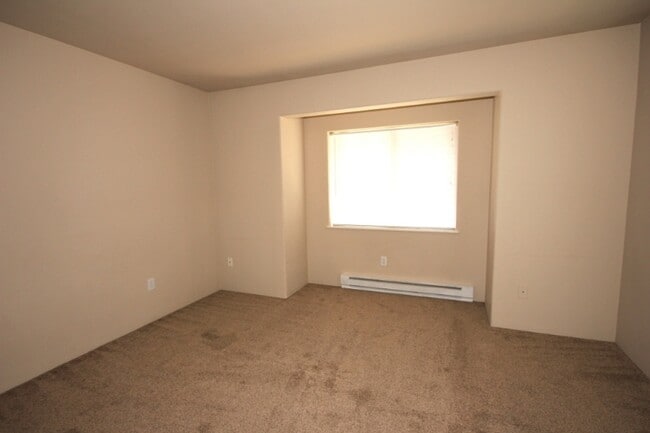 Photo - 144 3rd St W