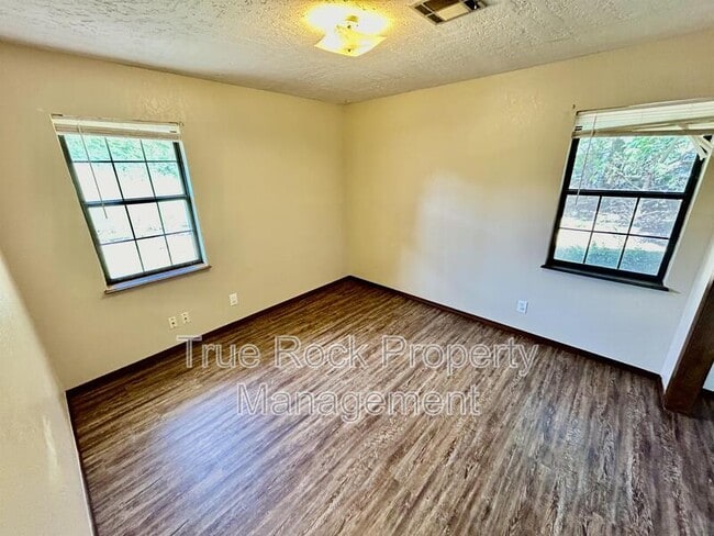 Photo - 308 SE 10th