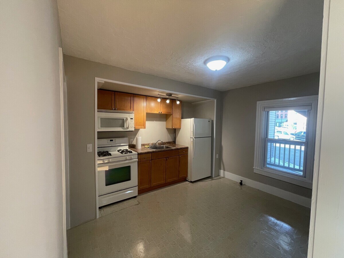 kitchen - 3 Centennial Ct Apartments