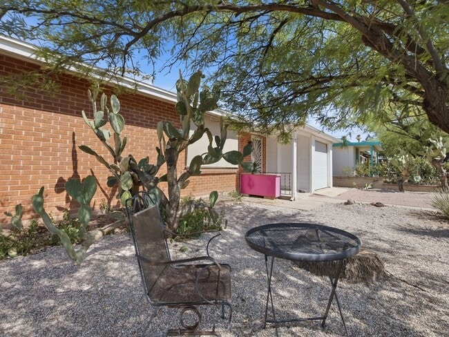 Building Photo - Charming 2-Bedroom Home with Vintage Character & Modern Comforts