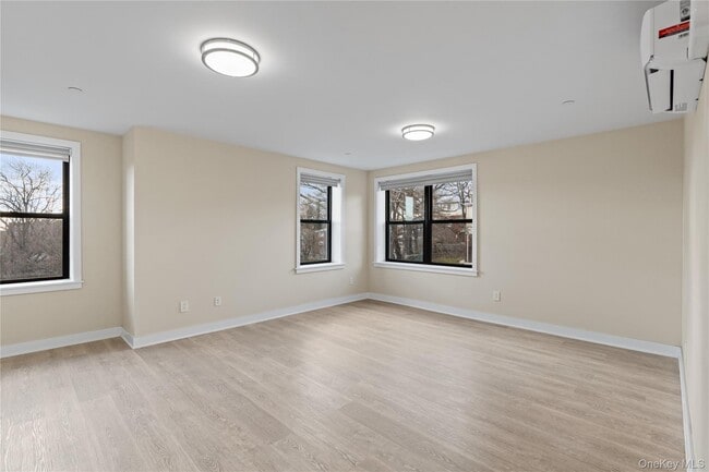 Photo - 135 Wakefield Ave Unit 305