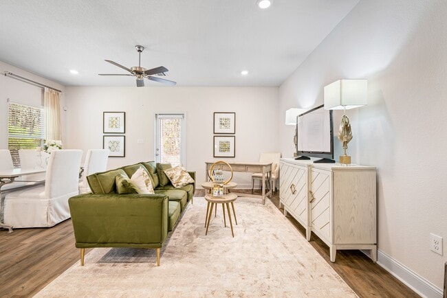 Sala de estar - Eula Cove Townhomes