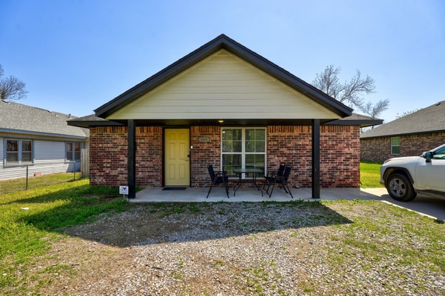 Building Photo - 4 Bedroom, 4 Bathroom in Shawnee!
