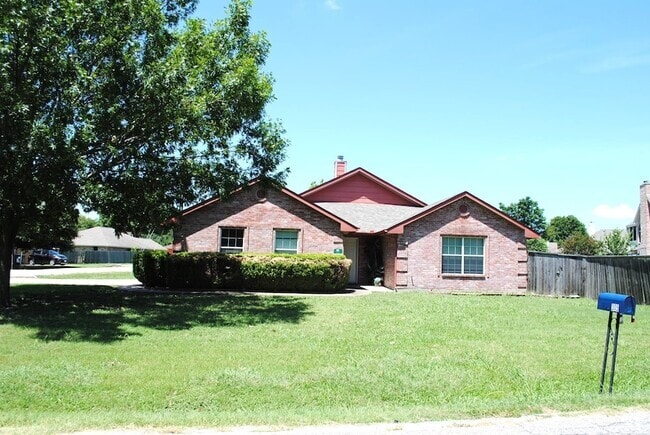 Building Photo - 305 N Elm St Rental