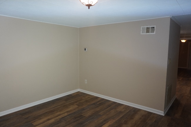 Photo - 7956 Eastdale Rd