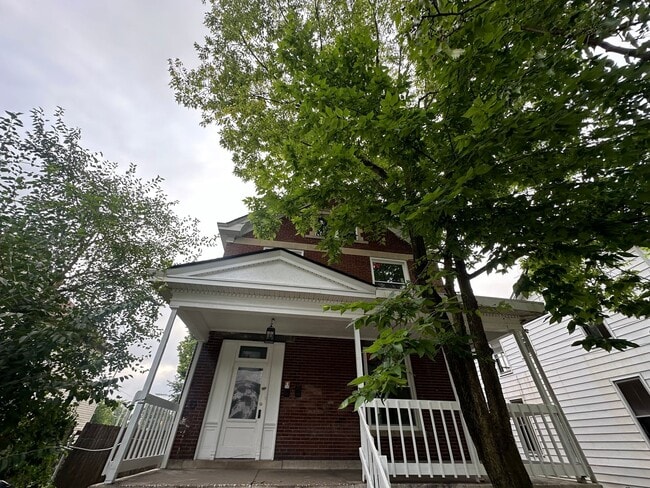 Building Photo - Beautiful Spacious 1 Bedroom Apt. Lower Un...