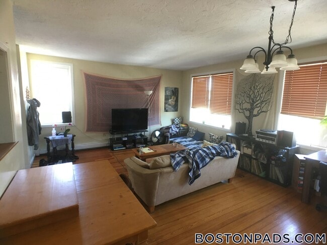 Building Photo - 9 Saybrook St