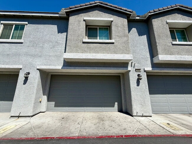 Building Photo - 3 BED 3 BATH 2 CAR GARAGE TOWNHOUSE W/ PRIVATE YARD, LOFT & BEDROOM DOWNSTAIRS IN GATED COMMUNITY... Unit 1080