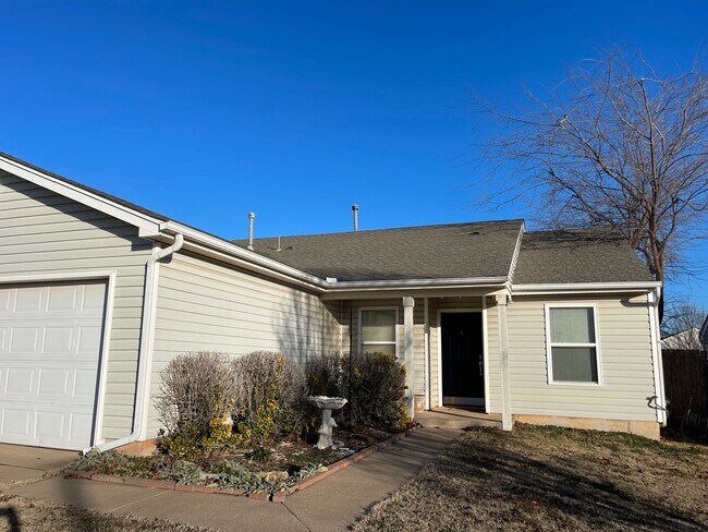 Photo - True 4 bed in Edmond, new carpet and paint!