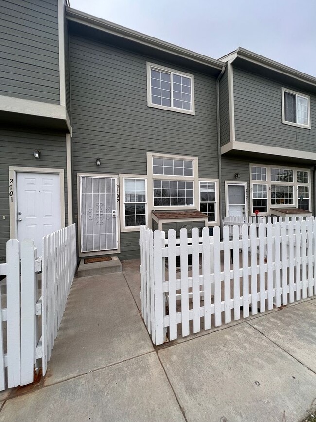 Building Photo - Gorgeous 2 bed/2.5 bath townhome in Welby ...