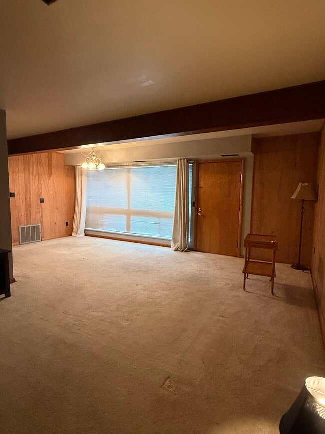 Building Photo - 1202 Parkway Dr Unit 1202