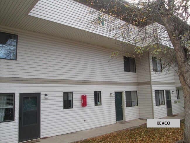 Building Photo - Spacious Townhouse with Plenty of Amenities!