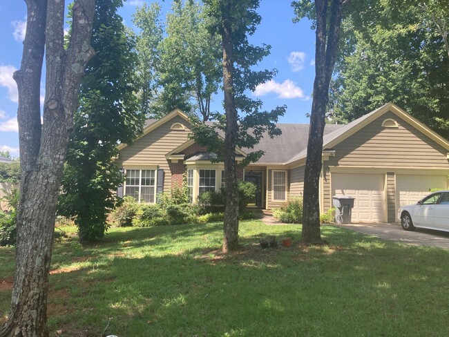 Three Bed Two Bath Home in Charlotte! - Three Bed Two Bath Home in Charlotte!