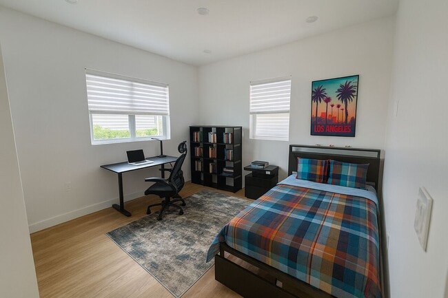 Building Photo - 1202 W 37th Dr Unit Room 2