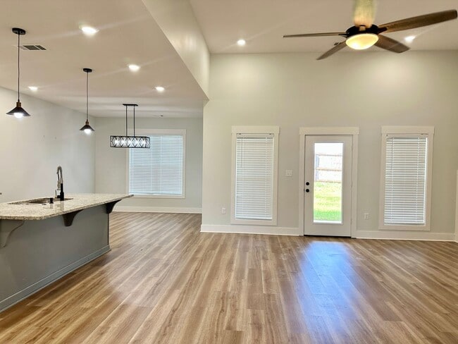 Photo - 115 Hidden Crk Dr