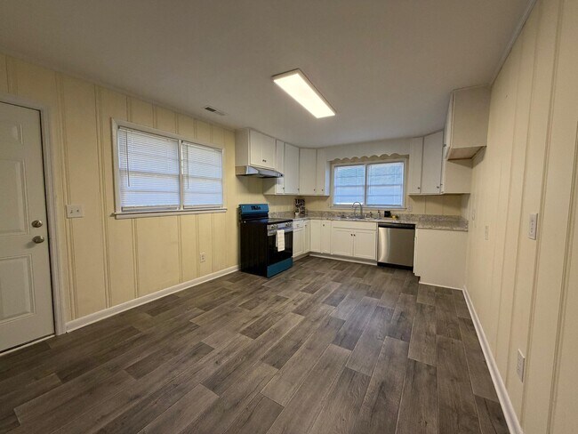 Photo - 3211 Meridian St N