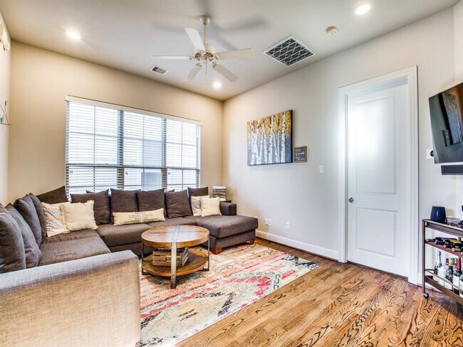 Photo - 1246 Sampson St
