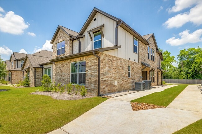 Photo - 211 Pk Pl Cir Unit D