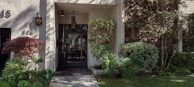 Building Photo - 528 N Jackson St Unit 203