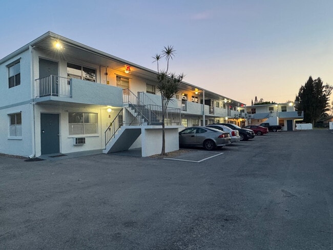 Building Photo - 3211 SW 44th St Unit 209