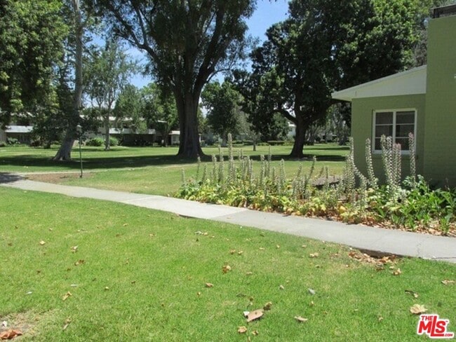 5176 Village Green