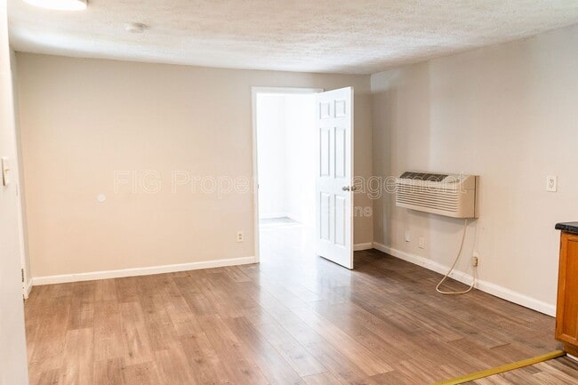 Photo - 1136 Valley Dr SW