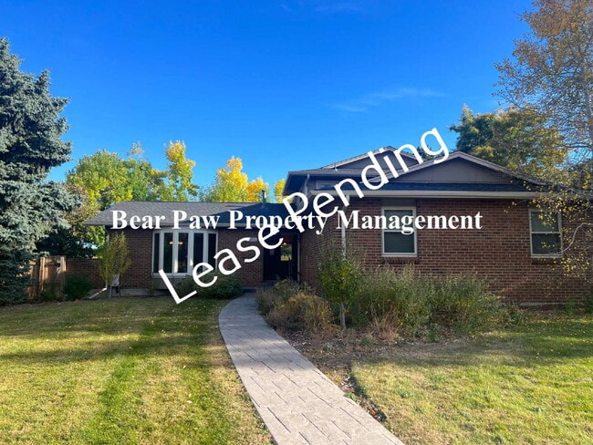 Building Photo - Lovely 4 Bedroom Home Golden!!