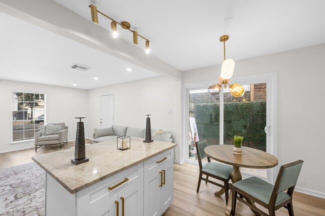 Photo - 2012 Brun St Unit A