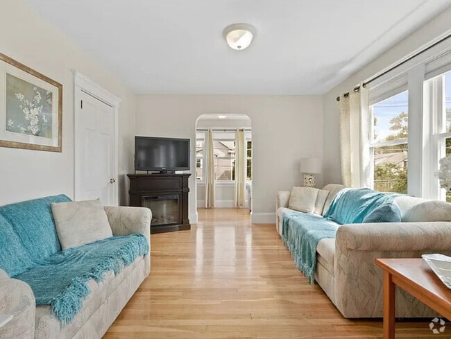 Building Photo - 10 Newcastle Rd Unit 2 Rental