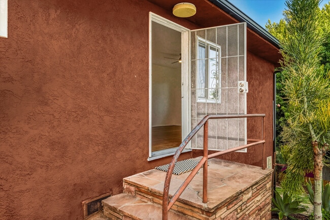 Photo - 1319 S Mansfield Ave Unidad 1319