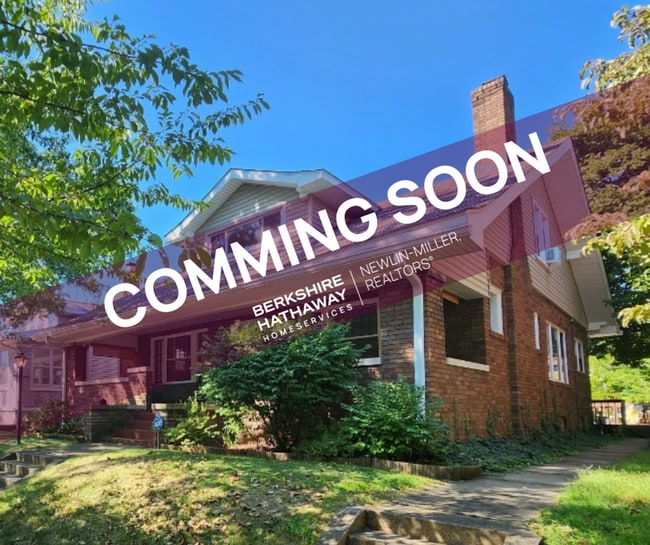 Building Photo - 3 Bedroom with Large Master Suite Upstairs...
