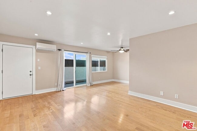Photo - 3131 S Canfield Ave Unidad 107