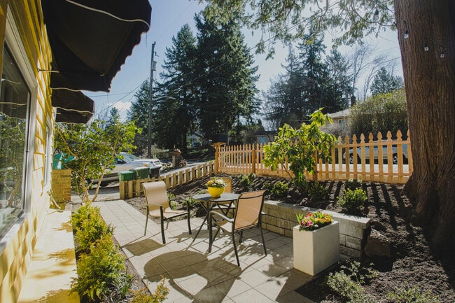 Sunny front garden patio - 3008 NE 117th St Unit Room #4
