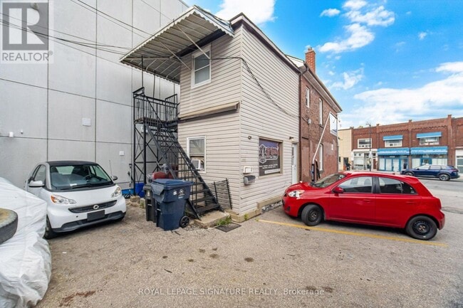Photo - 3331 Dundas St W