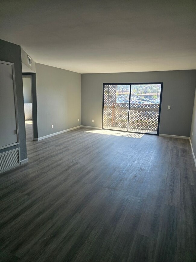 Building Photo - Large 1 Bed 1 Bath Condo