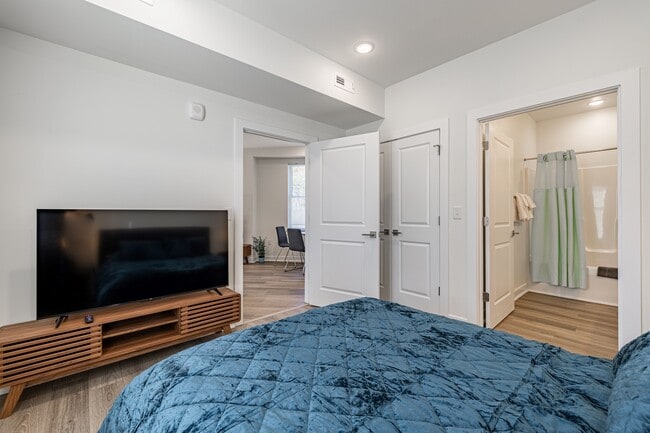 2 televisores - dormitorio y sala de estar - 1619 N 28th St