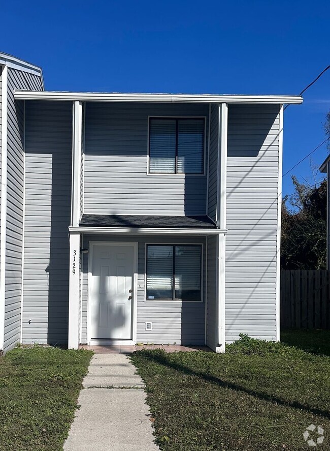 Building Photo - Adorable end unit with 2 Bedroom 1.5 bath ... Rental