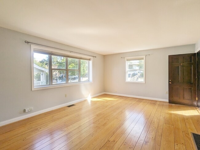 Amplia sala de estar con mucha luz natural. - 2822 Victoria Ave