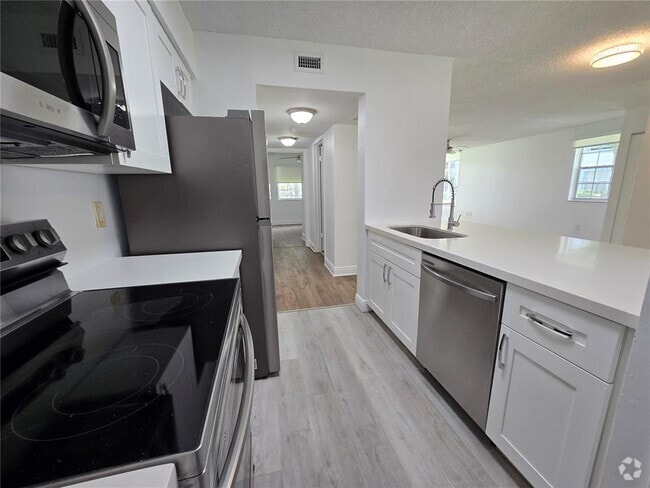 Building Photo - 2890 N Oakland Forest Dr Unit 102 Rental
