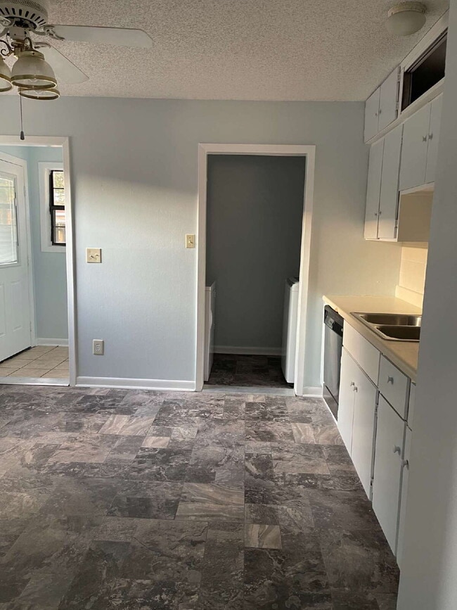 Photo - "MOVE IN SPECIAL $575 DEPOSIT AND HALF OFF...