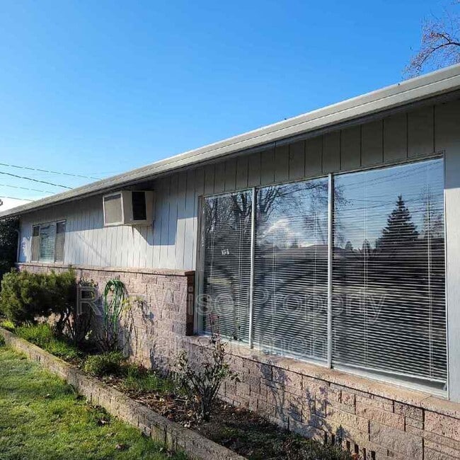 Building Photo - 512 NE Dean Dr Rental